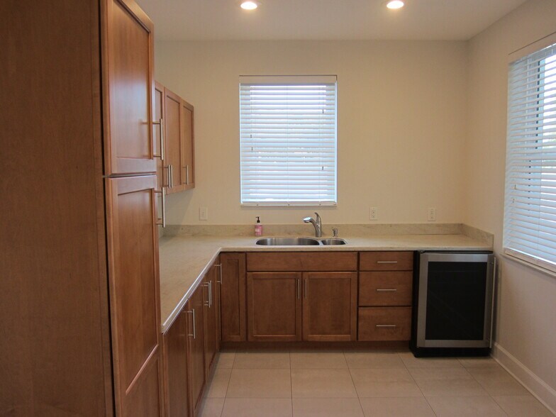 More Photos Of 1000 Bass Blvd, Dunedin Office For Sale
