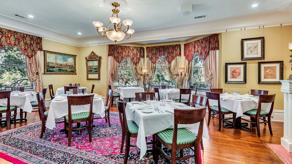 More Photos Of 119 E 37th St, Savannah Restaurant For Sale