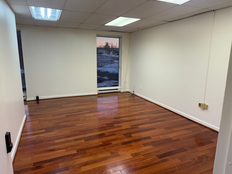 More Photos Of 7631 Fullerton Rd, Springfield Warehouse For Lease