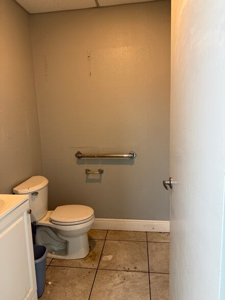 More Photos Of 10478 Northcliffe Blvd, Spring Hill General Retail For Lease