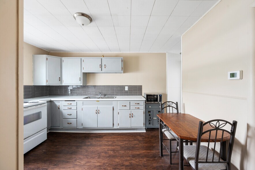 More Photos Of 614 E Streeter Ave, Muncie Office For Sale