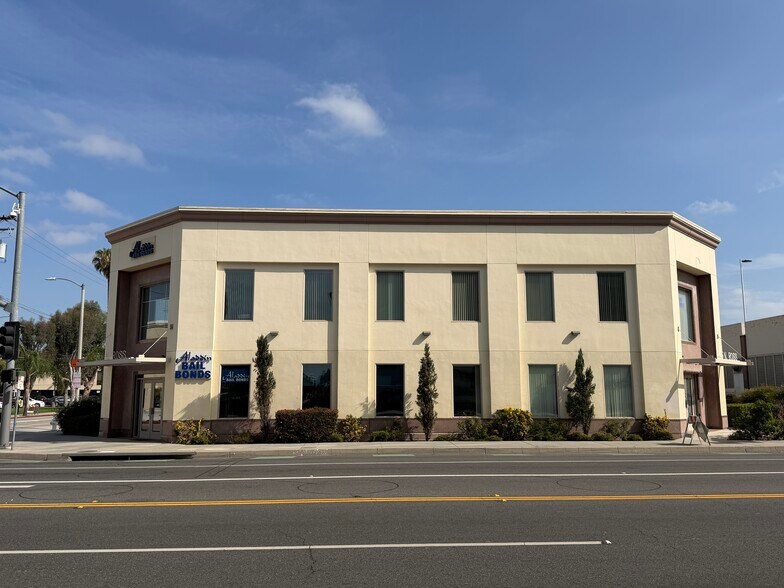 More Photos Of 801 N Ross St, Santa Ana Office For Sale