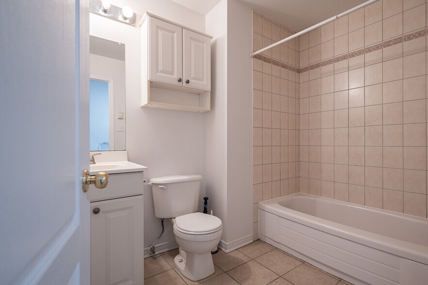 More Photos Of 6982-6984 Saint-Hubert Rue, Montréal Storefront Retail Residential For Sale