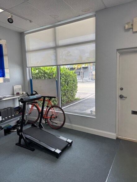 More Photos Of 2408-2412 N Dixie Hwy, Wilton Manors Warehouse For Lease