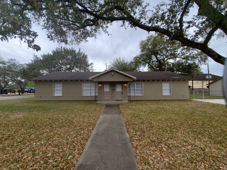 More Photos Of 5605 George Bush Dr, Katy Medical For Lease