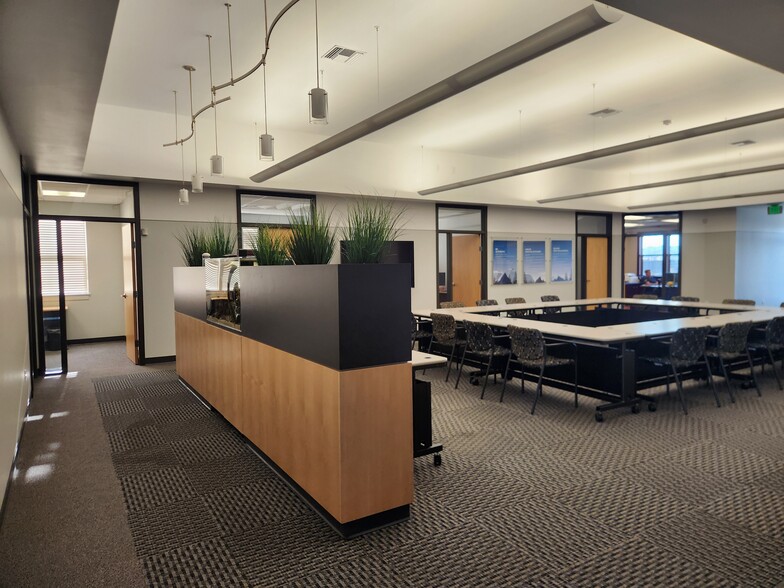More Photos Of 444 S Haskell St, Central Point Office For Lease