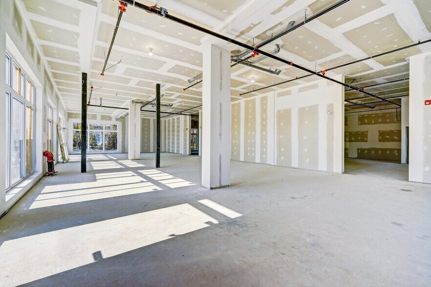 More Photos Of 689 Boul Saint-Jean-Baptiste, Mercier Storefront Retail Office For Lease