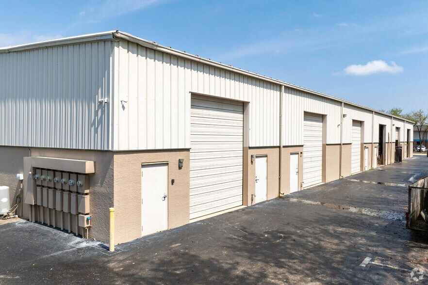 More Photos Of 17222 Alico Center Rd, Fort Myers Showroom For Lease