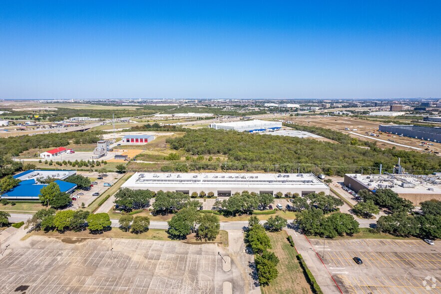 More Photos Of 3101-3117 N Skyway Cir, Irving Distribution For Lease