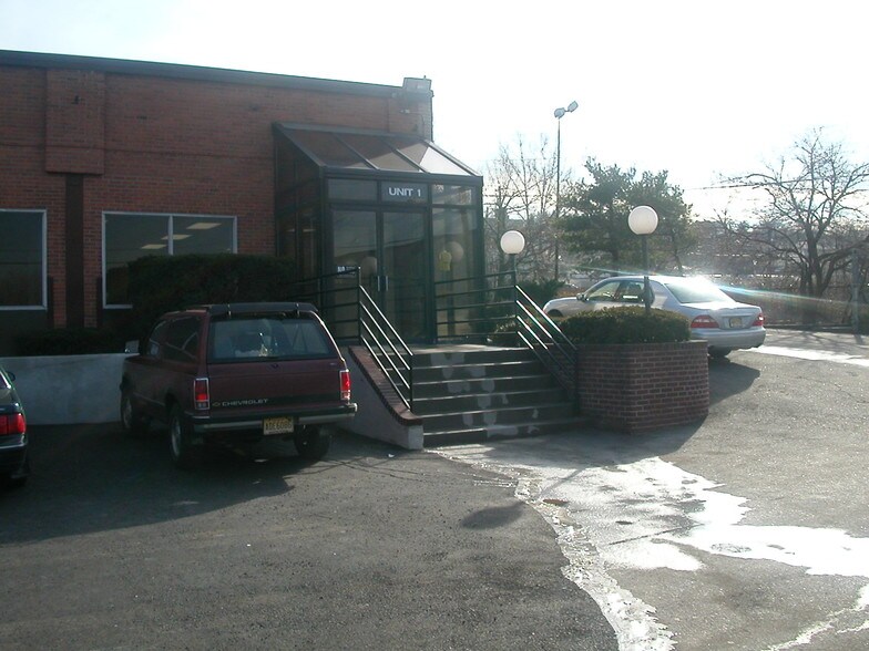 More Photos Of 1 Broad Ave, Fairview Warehouse For Lease