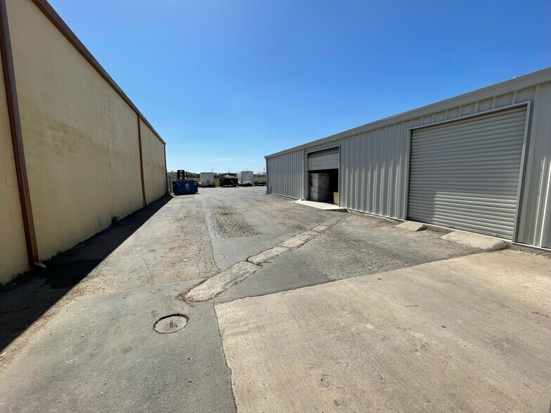 More Photos Of 2118 Mannix Dr, San Antonio Showroom For Sale