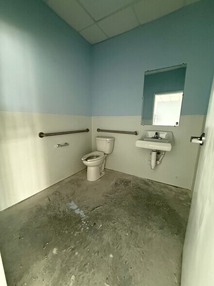 More Photos Of 1523 Veterans Pky, Columbus Unknown For Lease