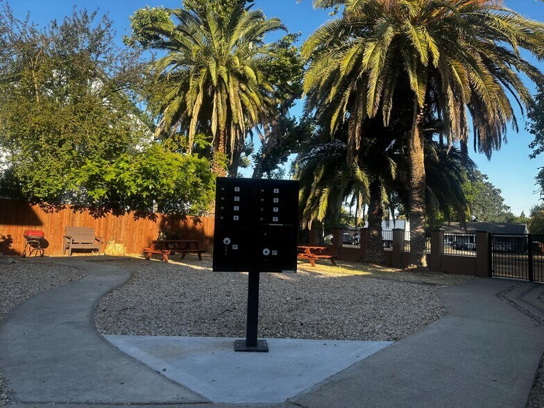 More Photos Of 2944 Del Paso Blvd, Sacramento Apartments For Sale