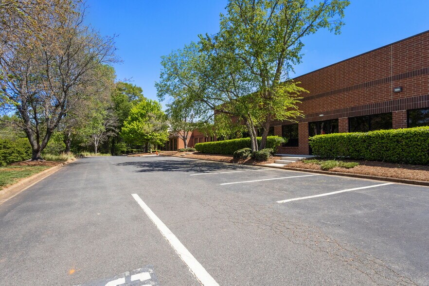 More Photos Of 1803 Associates Ln, Charlotte Showroom For Lease