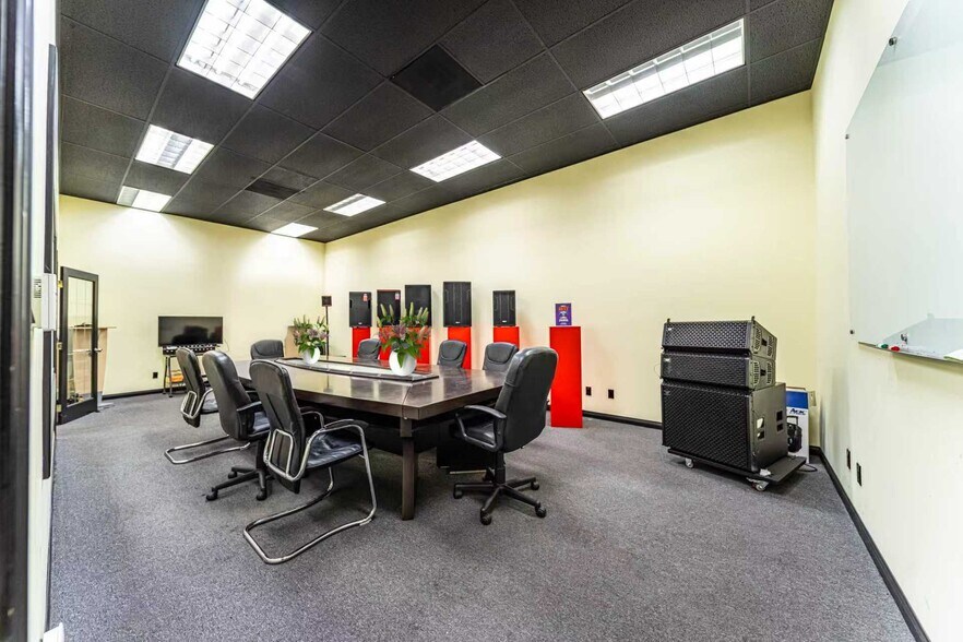 More Photos Of 215 W 134th St, Los Angeles Warehouse For Lease