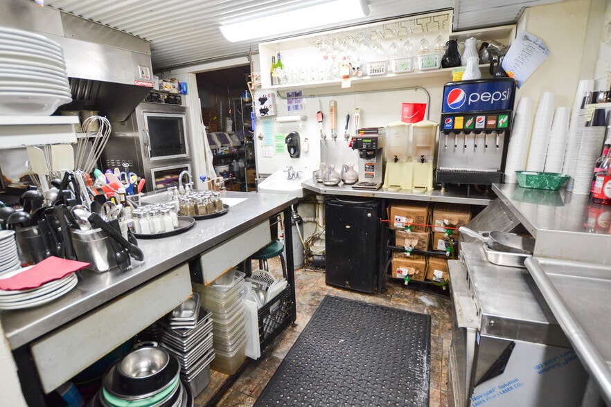 More Photos Of 611 NE Main St, Lewistown Specialty For Sale