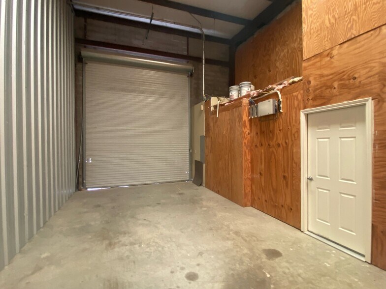 More Photos Of 5809 N State Highway 6, Waco Warehouse For Lease