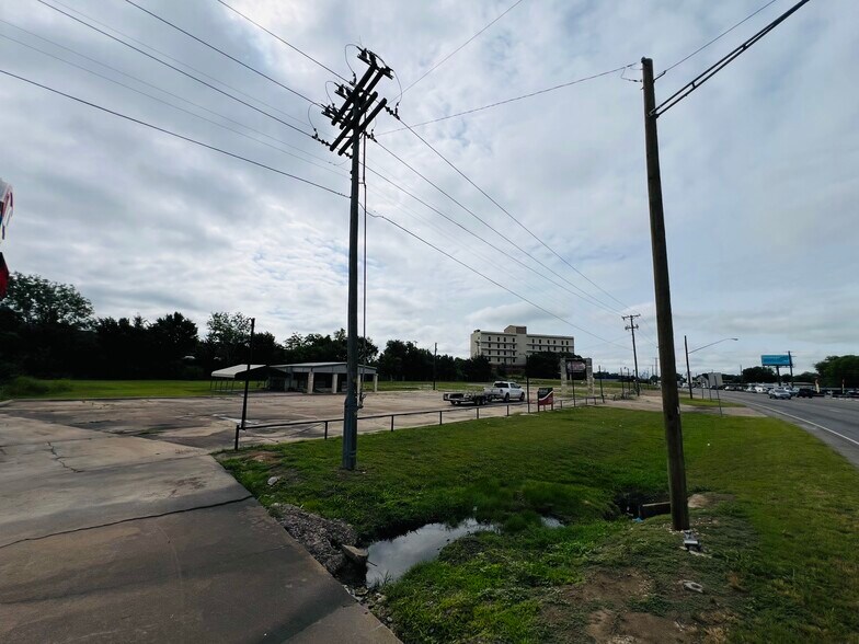 More Photos Of 1614 N Main St, Cleburne General Retail For Sale