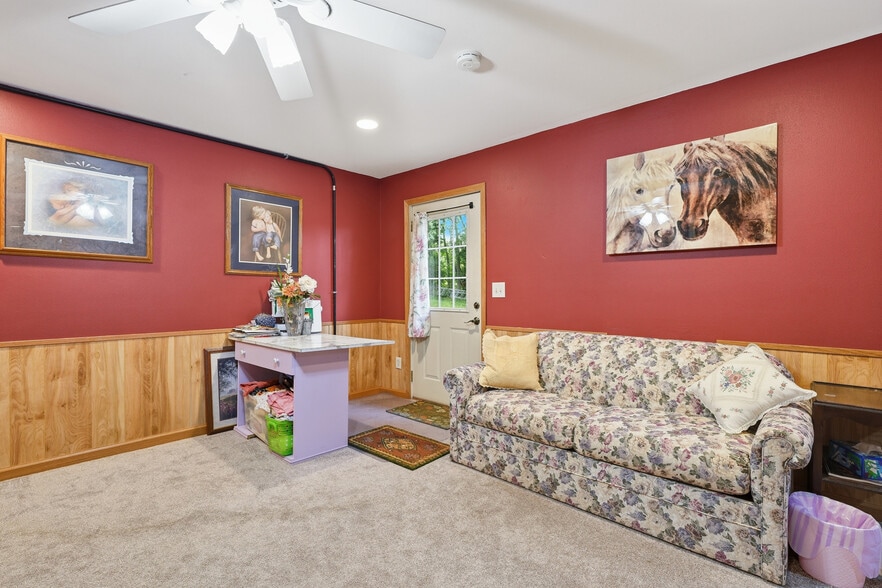 More Photos Of 2200 W Memorial Dr, Janesville Hospitality For Sale