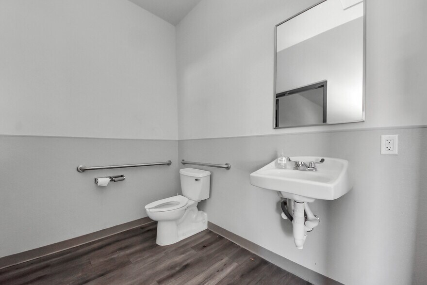 More Photos Of 6549 W Tidwell Rd, Houston Auto Dealership For Lease