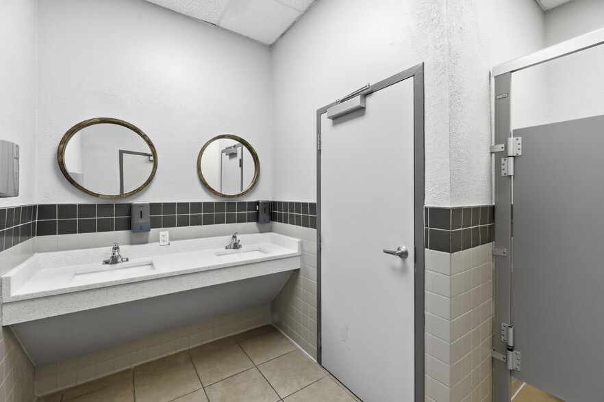 More Photos Of 6837 Lakeville Rd, Orlando Religious Facility For Sale