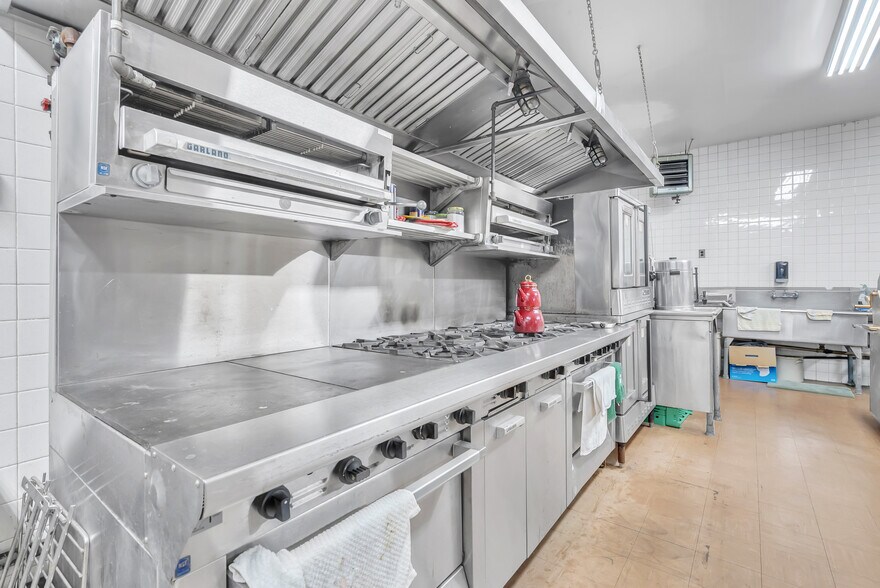 More Photos Of 2610 Bergenline Ave, Union City Health Club For Lease