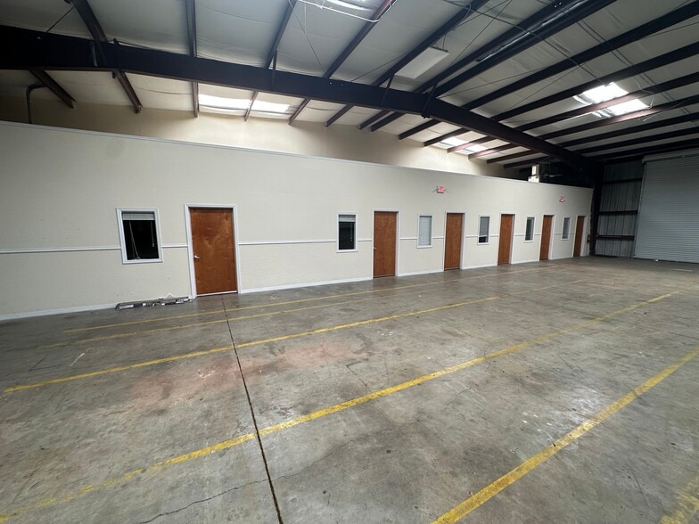 More Photos Of 16210-16214 Aviation Loop Dr, Brooksville Warehouse For Lease