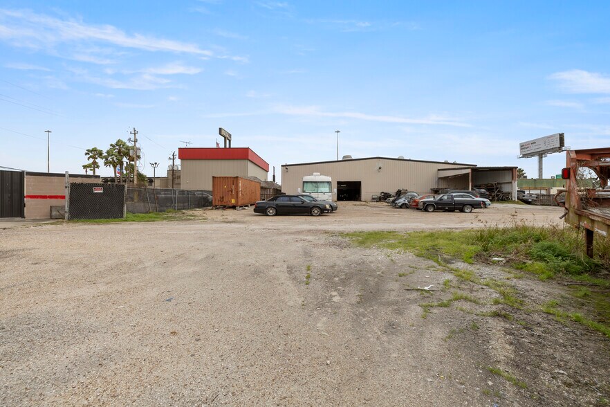 More Photos Of 10550 Gulf Fwy, Houston Light Distribution For Lease