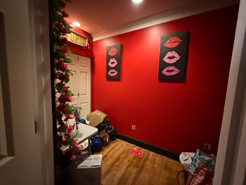 More Photos Of 923 Commercial St, Conyers Storefront For Sale