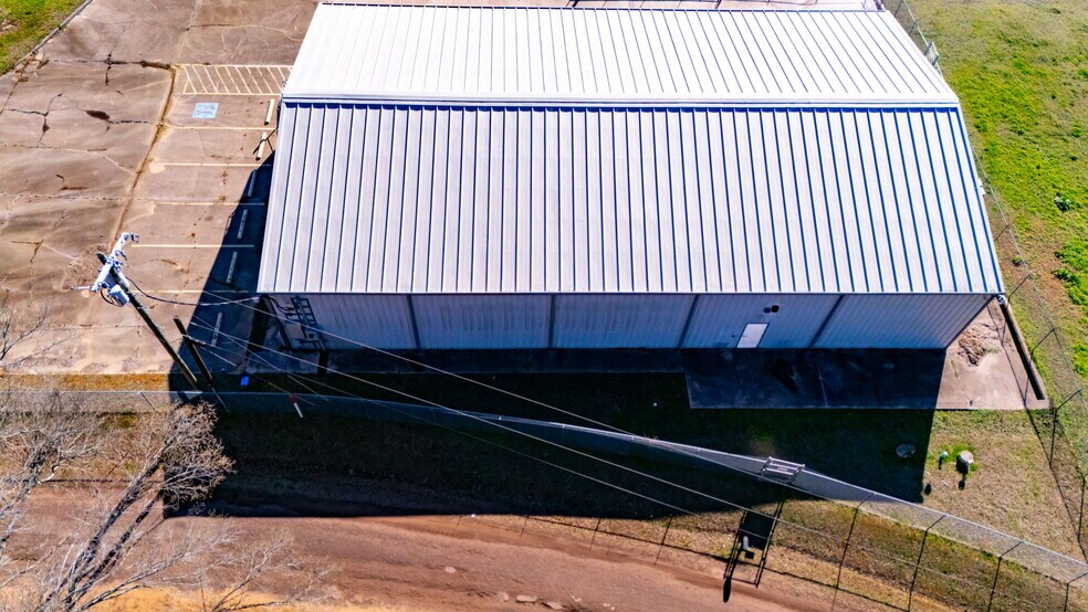 More Photos Of 8424 N HWY 69, Pollok Flex For Sale