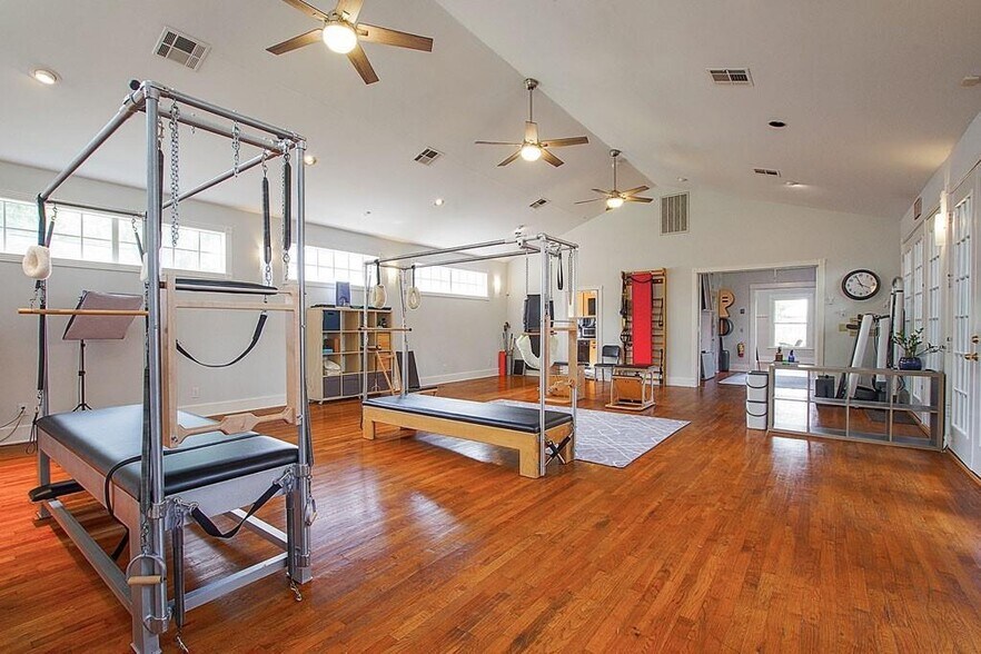 More Photos Of 108 W 10th 1/2 St, Houston Storefront Retail Office For Lease