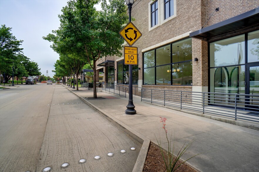 More Photos Of 409 N Oak St, Roanoke Storefront Retail Office For Lease
