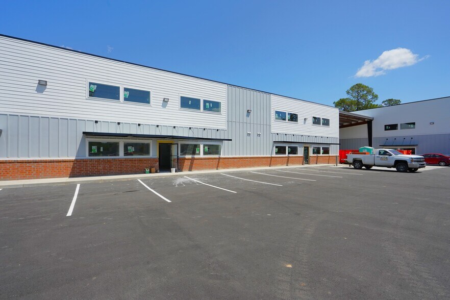 More Photos Of 8120 Windsor Hill Blvd, North Charleston Light Distribution For Sale