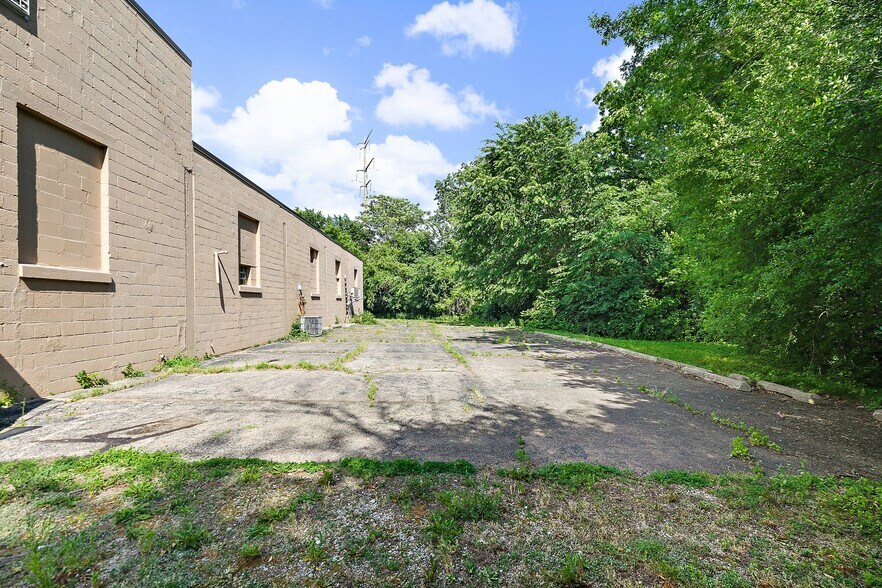 More Photos Of 303 Elgin Ave, Elgin Industrial For Sale