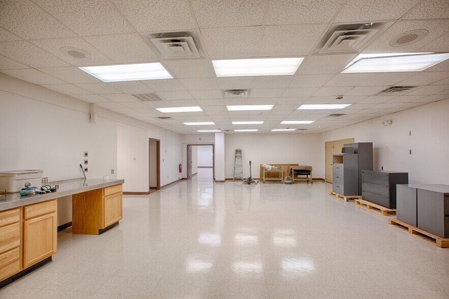 More Photos Of 273-275 Midway Ln, Oak Ridge Warehouse For Lease