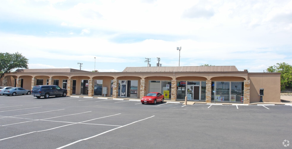 More Photos Of 6816 Camp Bowie Blvd, Fort Worth Unknown For Lease