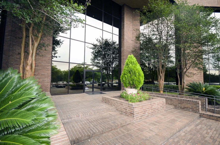 More Photos Of 8000 Centre Park Dr, Austin Office For Lease