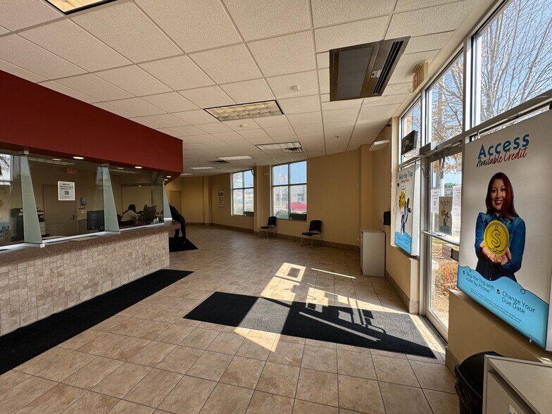 More Photos Of 1375 Huron Church Rd, Windsor Freestanding For Lease