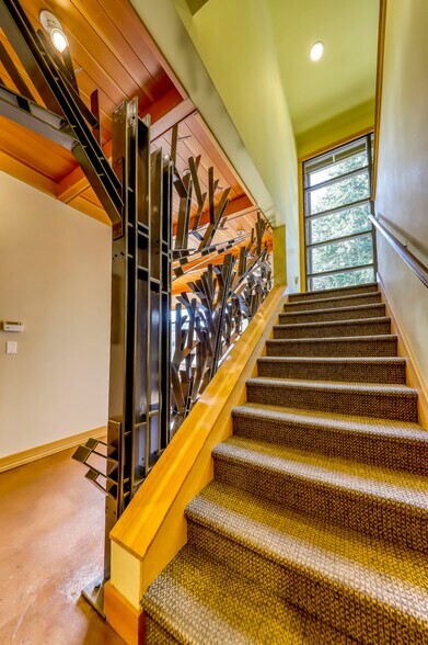 More Photos Of 818 Madison Ave N, Bainbridge Island Office For Sale