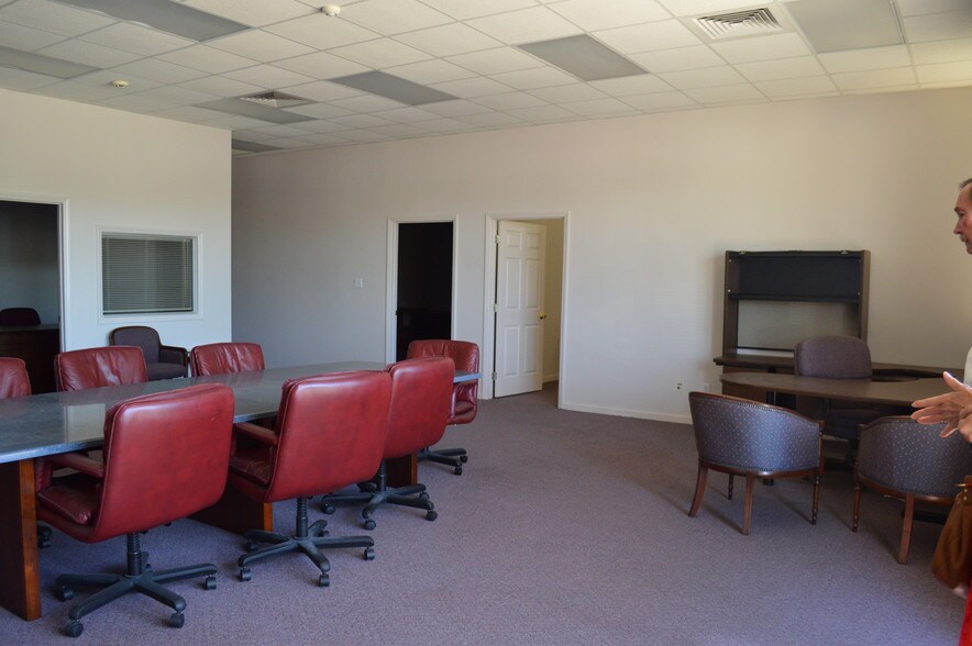 More Photos Of 409 Chicago Dr, Fayetteville Flex For Lease