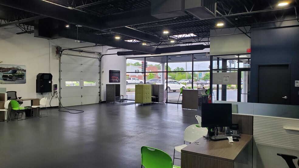 More Photos Of 1529 Rand Rd, Des Plaines Auto Dealership For Lease