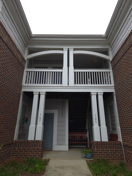 More Photos Of 705-711 Peninsula Dr, Davidson Office For Sale