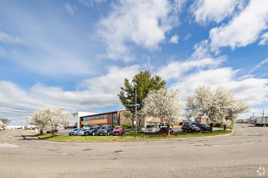 More Photos Of 80 Skyline Dr, Plainview Research And Development For Lease