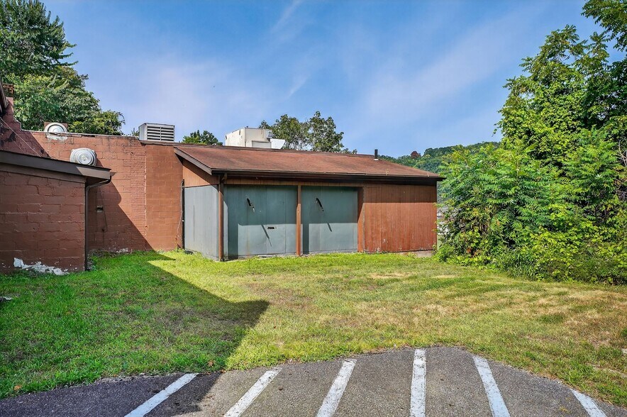 More Photos Of 550 McKeesport Rd, Elizabeth Freestanding For Sale