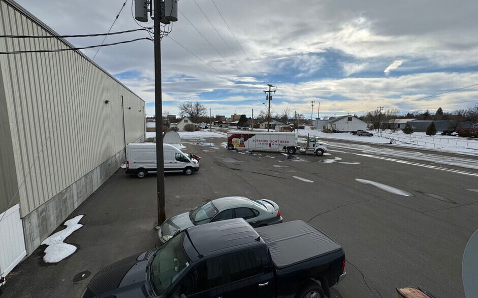 More Photos Of 425 N Broadway Ave, Riverton Light Distribution For Sale