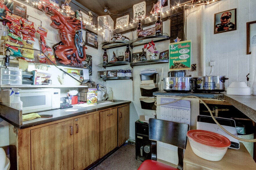More Photos Of 5402 W US Highway 92, Plant City Bar For Sale