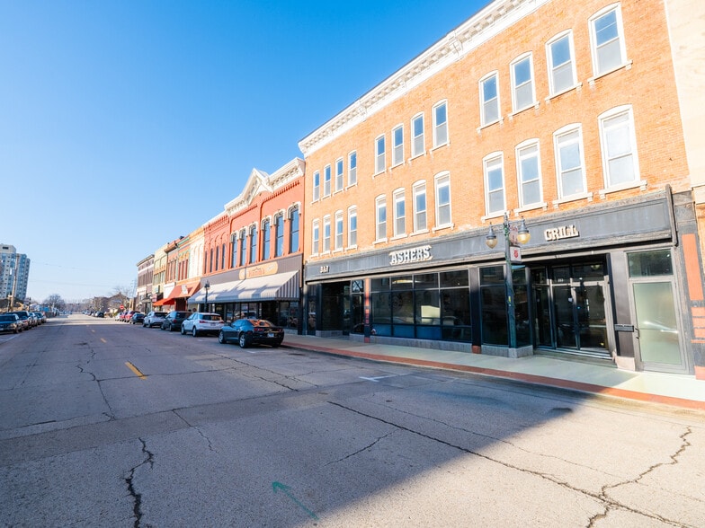 More Photos Of 353 Court St, Pekin Storefront Retail Residential For Sale