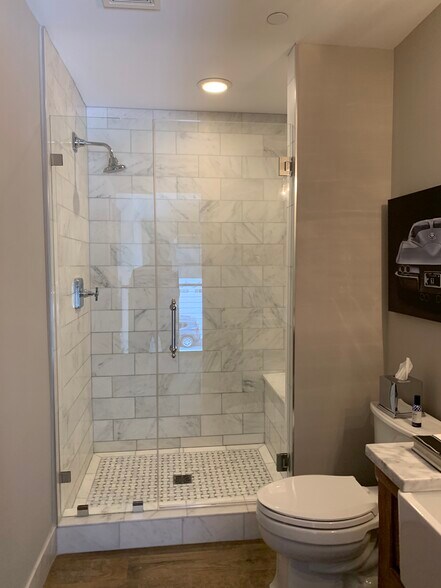 More Photos Of 2108-2260 Ferry Rd, Naperville Showroom For Sale