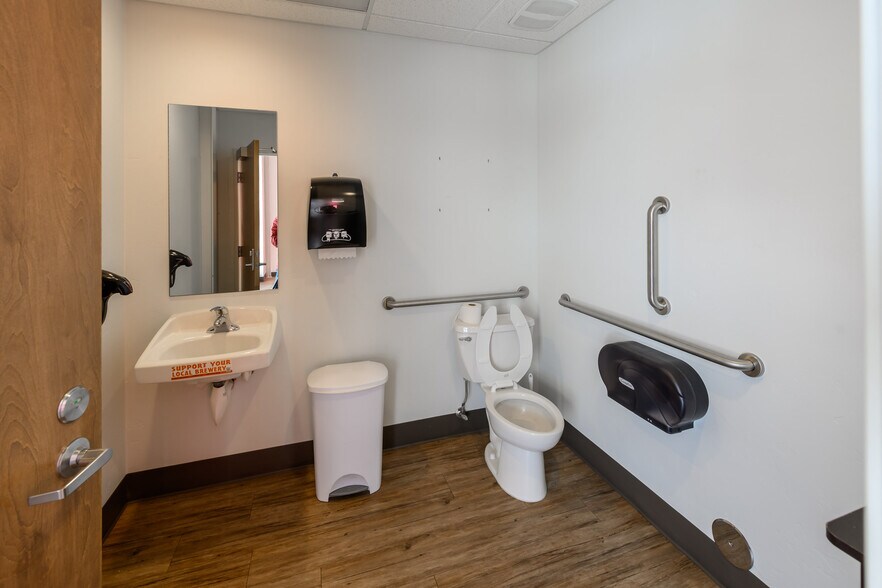 More Photos Of 265-275 W Barclay Dr, Sisters Distribution For Lease