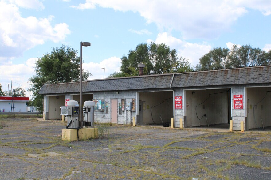 Primary Photo Of 915 Michigan Ave E, Battle Creek Carwash For Sale